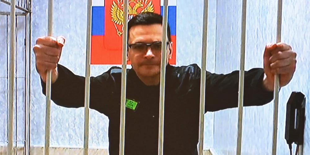 2022. gada decembrī Jašins tika notiesāts uz astoņarpus gadu ilgu cietumsodu par tā dēvētajām viltus ziņām par Krievijas armiju, tostarp par Bučas slaktiņu. Pērn viņu ar vairākiem citiem politieslodzītajiem un dažiem ASV pilsoņiem Putins apmainīja par Rietumu cietumos sēdošajiem krievu spiegiem un vienu slepkavu.