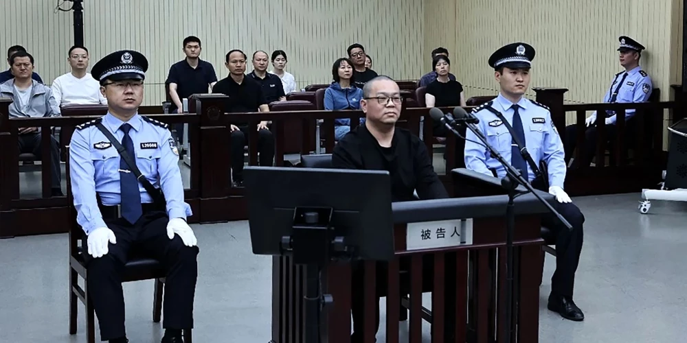 Bajs Tiaņhui tiesas zālē