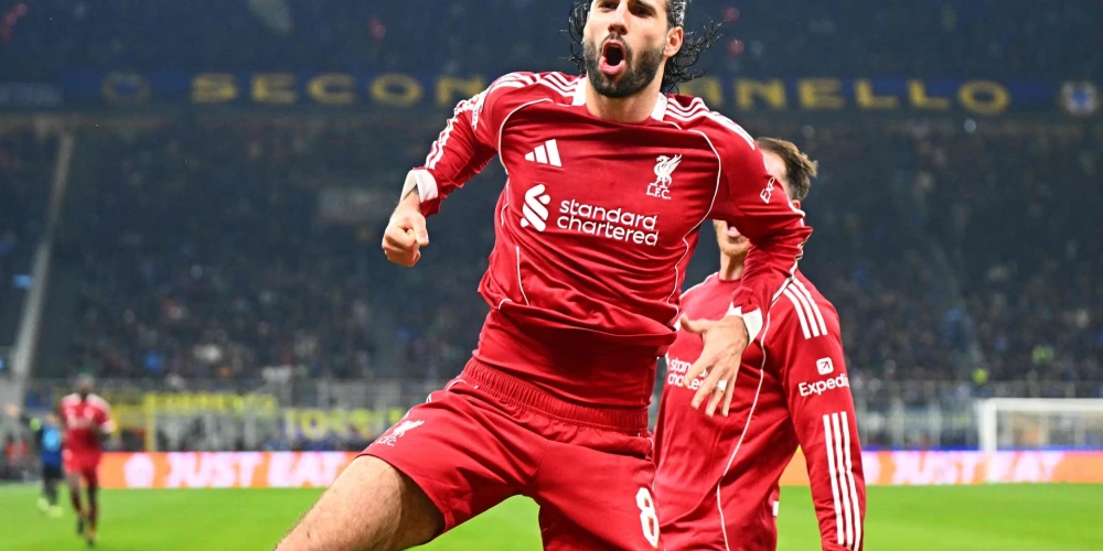 "Liverpool" pussargs Dominiks Soboslai priecājas pēc izšķirošo vārtu guvuma pret "Inter"