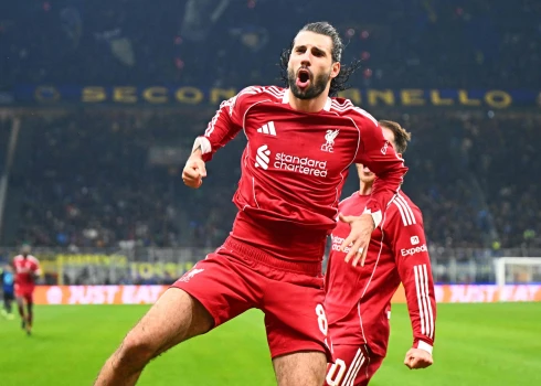 "Liverpool" pussargs Dominiks Soboslai priecājas pēc izšķirošo vārtu guvuma pret "Inter"