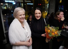 Literatūras gardēži piedalās Daces Rukšānes romāna “Sarkanais un melnais, un baltais” atklāšanā. FOTO