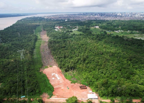 Patiesībā šo lielceļa projektu Brazīlija izstrādāja kopš 2012. gada, vēl pirms 2023. gadā oficiāli uzņēmās rīkot klimata konferenci. (Foto: Reuters/Scanpix)