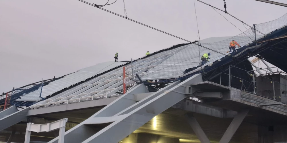 Jumta uzklāšanas darbi jaunajā Rīgas Centrālās stacijas ēkā.