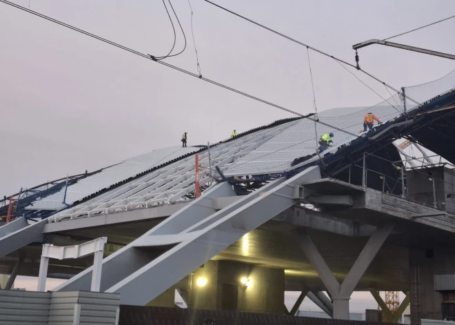 Jumta uzklāšanas darbi jaunajā Rīgas Centrālās stacijas ēkā.