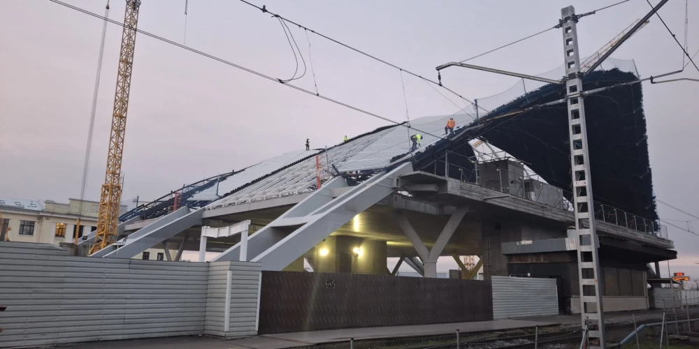 Jaunajā Rīgas Centrālās stacijas ēkā turpinās jumta uzklāšanas darbi.