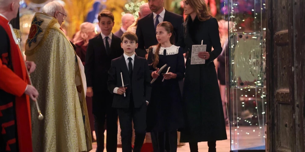 Karaliskā ģimene Ziemassvētku koru dievkalpojumā.