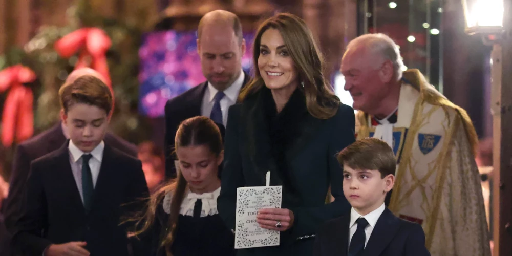 Viljams un Keita ar bērniem Ziemassvētku pasākumā.