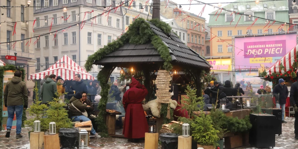 Ziemassvētku tirdziņš Doma laukumā.