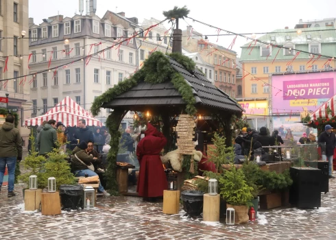 Ziemassvētku tirdziņš Doma laukumā.