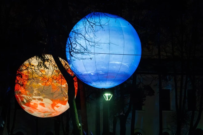 Kosmosa tēma manāma ikvienā svētku rotā.