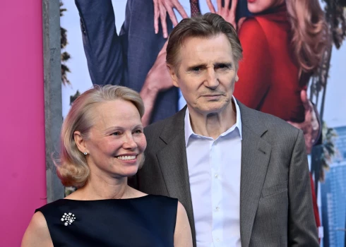 Aktrise Pamela Andersone pirmo reizi atklāj vairāk par savām attiecībām ar kolēģi Liamu Nīsonu.  