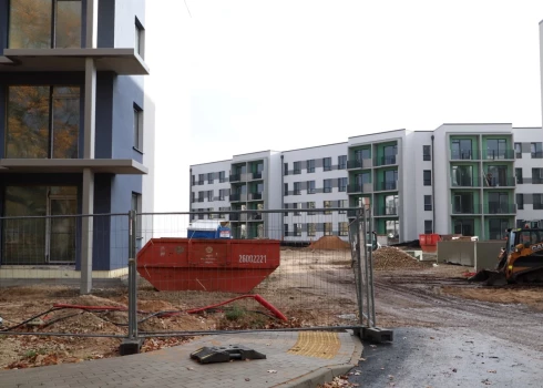 Par Satversmei neatbilstošu atzīst zemes nomas maksas limitēšanu līdz 4% no kadastrālās vērtības. 