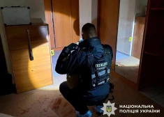 Asinīs un ar nazi rokā: pie dzīvokļa durvīm atrasts pirmā Ukrainas kosmonauta Leonīda Kadeņuka dēla līķis