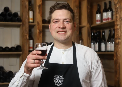 Zilvera vīna darītavas īpašnieks Reinis Zilvers: uzsver, vīndarīšana vairs nav nišas hobijs, bet kļūst par pilnvērtīgu lauksaimniecības un tūrisma nozari.