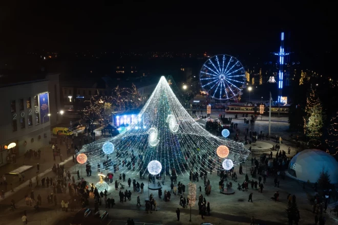 Главная праздничная ёлка готова к вечеринке!