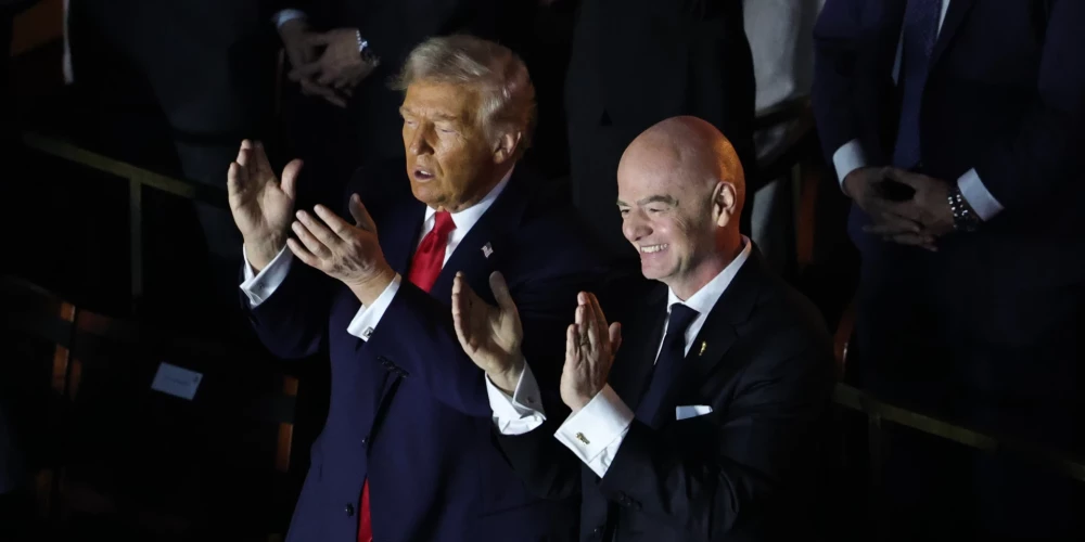 FIFA prezidents Džanni Infantino (no labās) kļuvis par labu Donalda Trampa draugu.