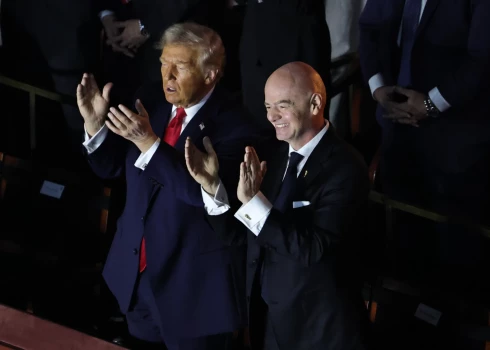FIFA prezidents Džanni Infantino (no labās) kļuvis par labu Donalda Trampa draugu.
