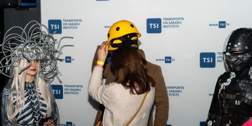 Mākslīgā intelekta viedās ķiveres demonstrācijas pasākums (publicitātes foto)