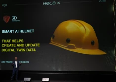 FOTO. Nākotne ir klāt! Ļaudis Rīgā vēro viedo ķiveri, ko izstrādāja "3D Engineering" sadarbībā ar Transporta un sakaru institūtu