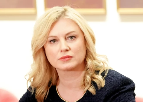 "Sabiedrība sagaida, ka atbildīgo institūciju darbs problēmas atrisina ar galīgā noregulējuma raksturu. Jo Satversmes tiesas kompetencē nav Saeimas vietā izdomāt, kā risināt problēmu. Un tie nav tikai vārdi – Satversmes tiesa spriež tiesu, nevis nodarbojas ar likumdošanu vai tiesībpolitikas plānošanu," pauž Irēna Kucina.