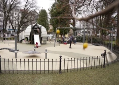 ФОТО: в Верманском парке заработала одна из самых "зеленых" детских площадок Риги