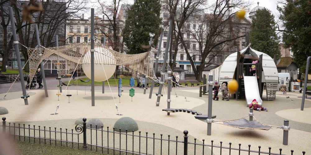 Вице-мэр Риги Эдвард Ратниекс 10 декабря торжественно открыл обновленную детскую игровую площадку самоуправления в Верманском саду.