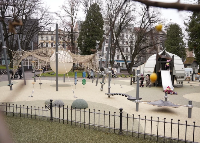 Вице-мэр Риги Эдвард Ратниекс 10 декабря торжественно открыл обновленную детскую игровую площадку самоуправления в Верманском саду.