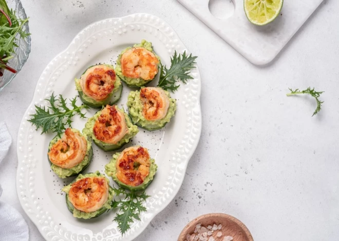 Идеальная закуска к вину: хрустящие канапе с нежным авокадо и сочными креветками