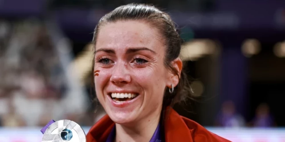 Anete Sietiņa ar izcīnīto sudrabu pasaules čempionātā vieglatlētikā.