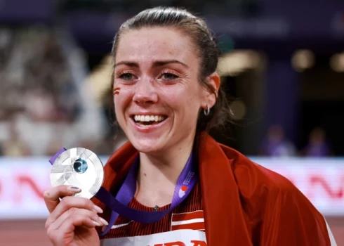 Anete Sietiņa ar izcīnīto sudrabu pasaules čempionātā vieglatlētikā.