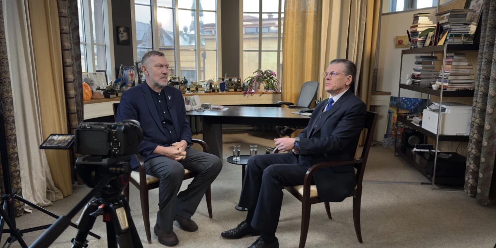 Ar Latvijas Bankas pirmo prezidentu Einaru Repši sarunājās Andrejs Panteļējevs.