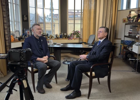 Ar Latvijas Bankas pirmo prezidentu Einaru Repši sarunājās Andrejs Panteļējevs.