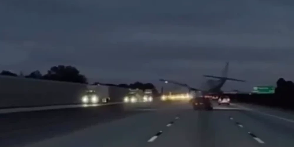 Lidmašīna uzkrīt uz automašīnas (ekrānuzņēmums no video)