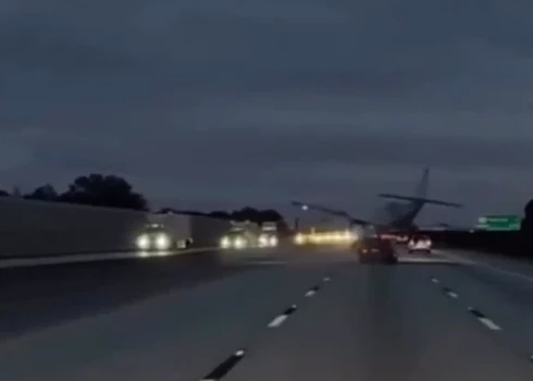 Lidmašīna uzkrīt uz automašīnas (ekrānuzņēmums no video)