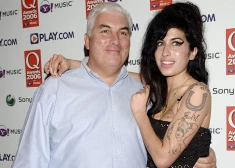 Eimijas Vainhausas tēvs iesūdz tiesā meitas tuvākās draudzenes par dziedātājas personīgo mantu iztirgošanu