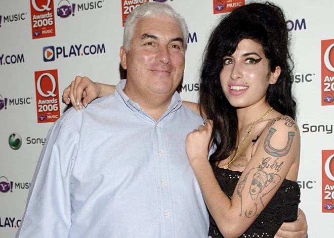 Eimijas Vainhausas tēvs iesūdz tiesā meitas tuvākās draudzenes par dziedātājas personīgo mantu iztirgošanu