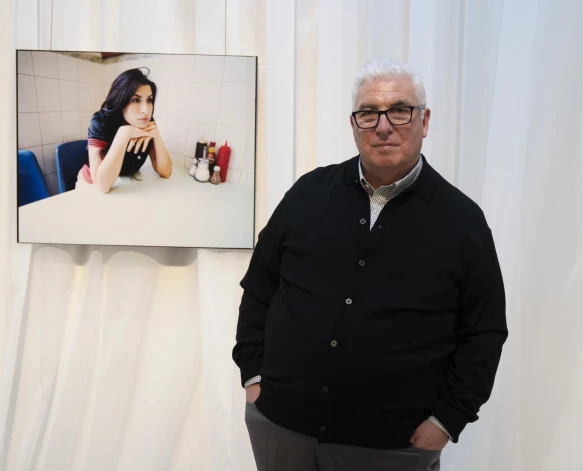 Mičs Vainhauss meitai Emijai Vainhausai veltītā izstādē Londonas Dizaina muzejā 2021. Gadā.