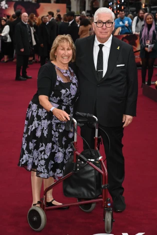 Eimijas šķirtie vecāki Dženisa un Mičs Vainhausi filmas “Back To Black” pirmizrādes vakarā Londonā 2024. gada aprīlī.