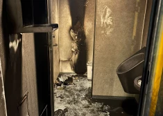 FOTO: Talsenieki aktīvi meklē vandaļus, kas pielaida uguni publiskajai tualetei