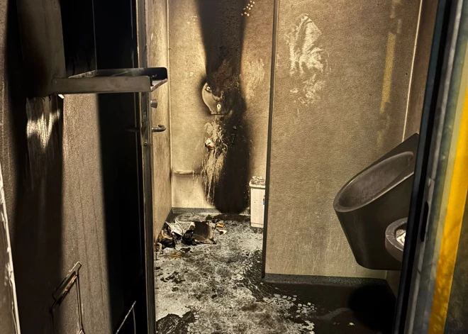 FOTO: Talsenieki aktīvi meklē vandaļus, kas pielaida uguni publiskajai tualetei