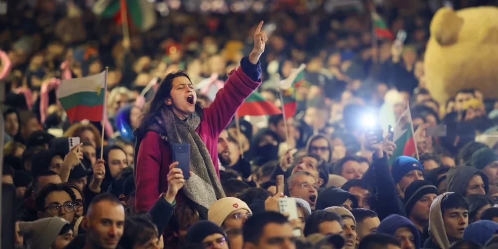 Opozīcijas partijas “Mēs turpinām pārmaiņas” pārstāvis Asens Vasiļevs, kurš bija viens no protesta organizatoriem, norādīja: “Mēs pievienosimies eirozonai pat tad, ja valdība būs atkāpusies.”