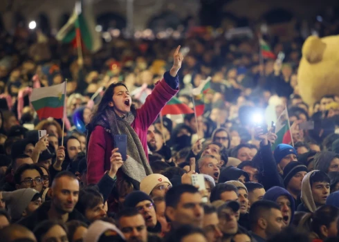 Opozīcijas partijas “Mēs turpinām pārmaiņas” pārstāvis Asens Vasiļevs, kurš bija viens no protesta organizatoriem, norādīja: “Mēs pievienosimies eirozonai pat tad, ja valdība būs atkāpusies.”