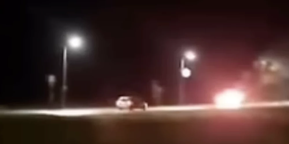 Liesmojošais auto Cesvainē ripoja lejup pa kalnu, tieši pretī citiem satiksmes dalībniekiem.