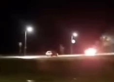 Liesmojošais auto Cesvainē ripoja lejup pa kalnu, tieši pretī citiem satiksmes dalībniekiem.