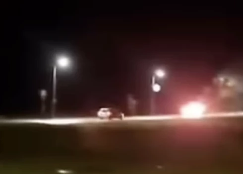 Liesmojošais auto Cesvainē ripoja lejup pa kalnu, tieši pretī citiem satiksmes dalībniekiem.