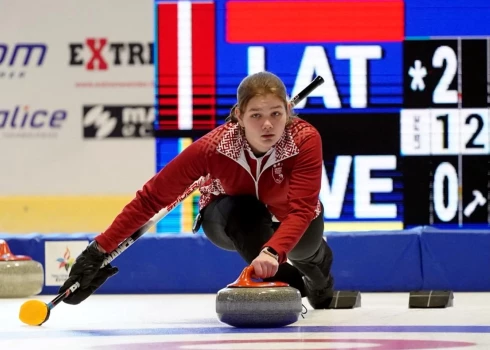 Ar četrām uzvarām piecās spēlēs Latvijas komanda grupā saglabā pirmo vietu.