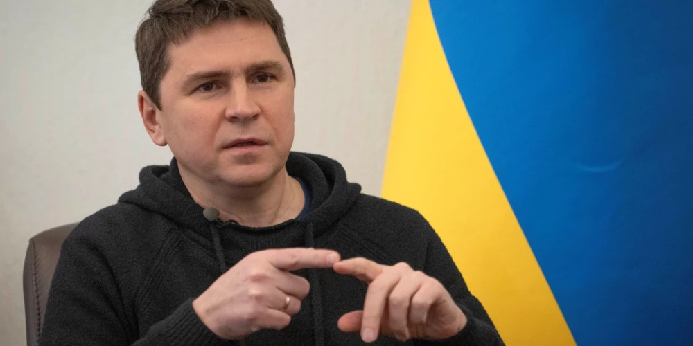 Krievija melo ASV un uzkrāj resursus, pauž Ukrainas prezidenta kancelejas vadītāja padomnieks Mihailo Podoļaks.