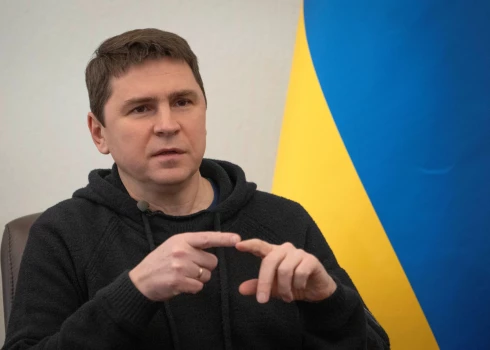 Krievija melo ASV un uzkrāj resursus, pauž Ukrainas prezidenta kancelejas vadītāja padomnieks Mihailo Podoļaks.