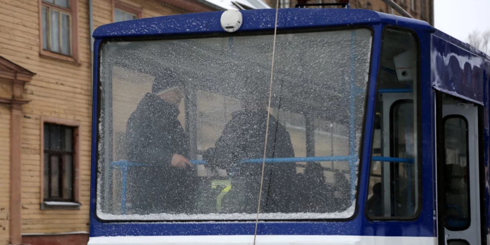 Tehnisku iemeslu dēļ šajā vietā ir pilnībā apstājusies 7. maršruta tramvaju kustība abos virzienos.