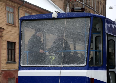 Tehnisku iemeslu dēļ šajā vietā ir pilnībā apstājusies 7. maršruta tramvaju kustība abos virzienos.